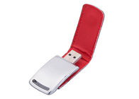 Mostri il cuoio USB di colore rosso di marca 16G 2,0 di vita con il logo impresso per i dati di copiatura sul computer