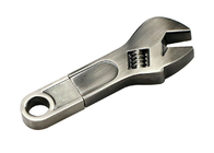 La forma argentea della chiave della chiavetta USB del metallo 64G 2,0 con incide il logo