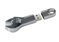 La forma argentea della chiave della chiavetta USB del metallo 64G 2,0 con incide il logo